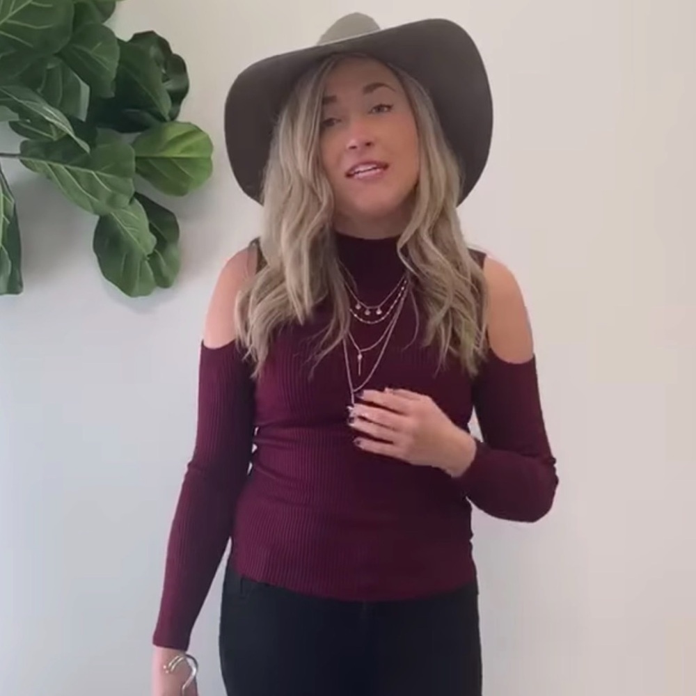 Boutique Knit Top Sweater Cold Shoulder Cut-Out Ribbed Fitted Maroon Burgundy LG